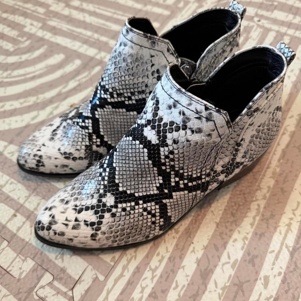 ARider Girl Snake Print Ankle Boots White Black Pointed Toe Side Zip Womens 6